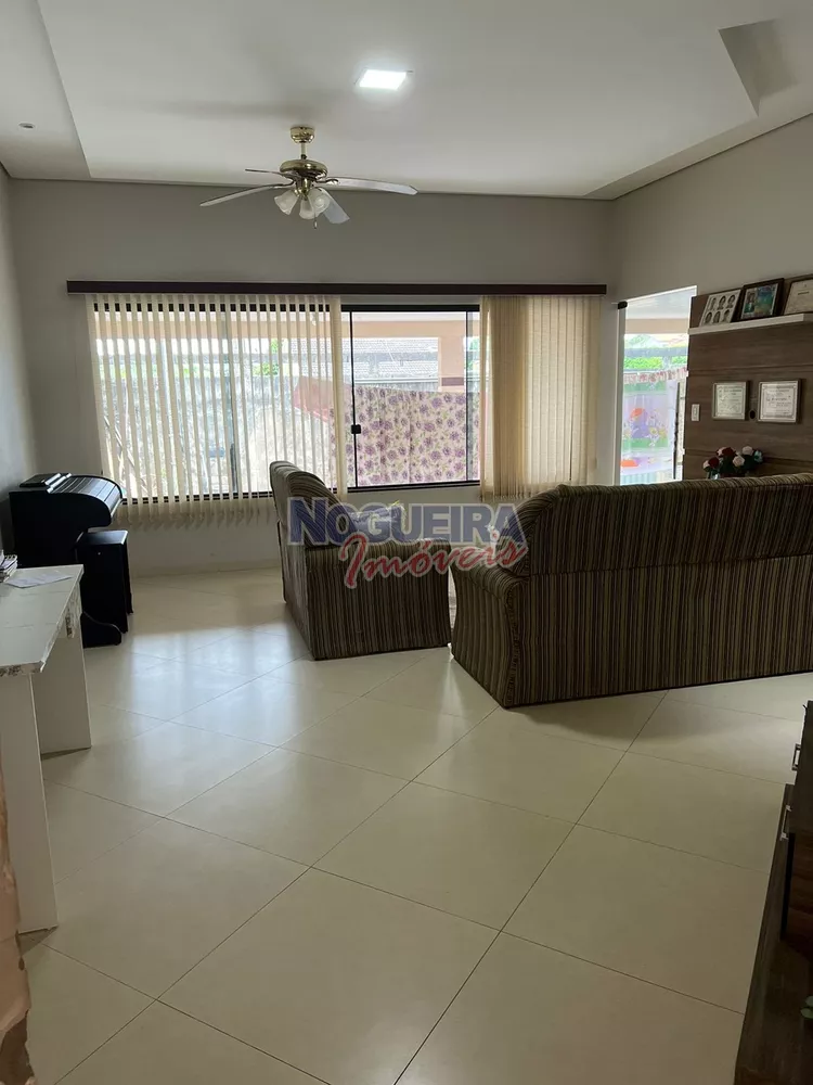 Casa à venda com 3 quartos, 300m² - Foto 2