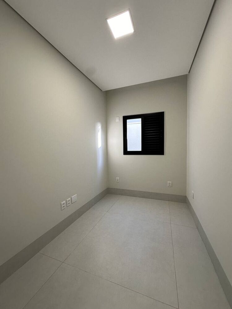 Casa à venda com 3 quartos, 245m² - Foto 1
