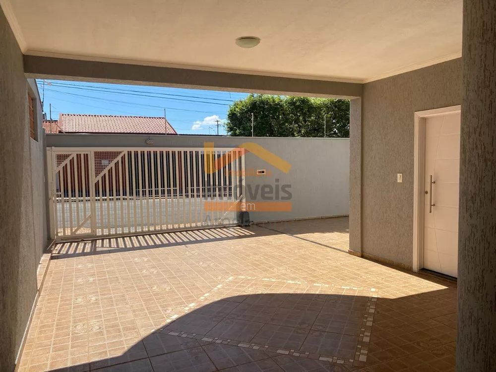 Sobrado à venda com 3 quartos, 300m² - Foto 1