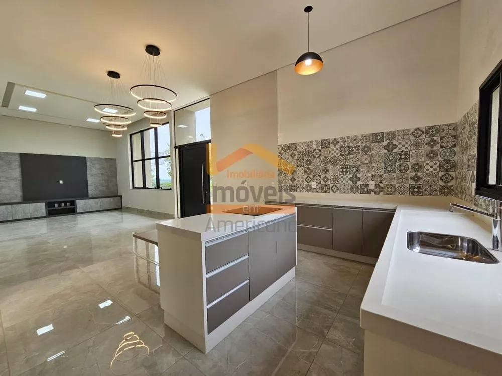 Casa de Condomínio à venda com 3 quartos, 241m² - Foto 1