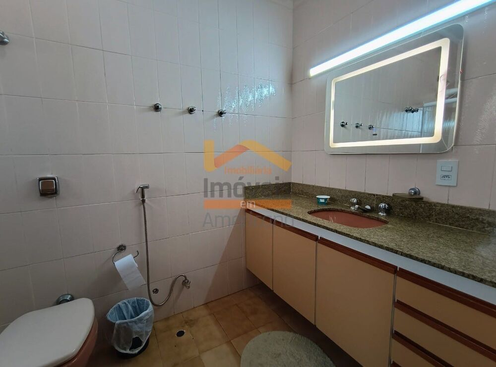 Casa à venda e aluguel com 4 quartos, 250m² - Foto 1