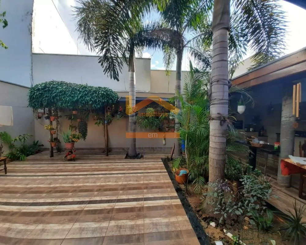 Casa à venda com 4 quartos, 300m² - Foto 1