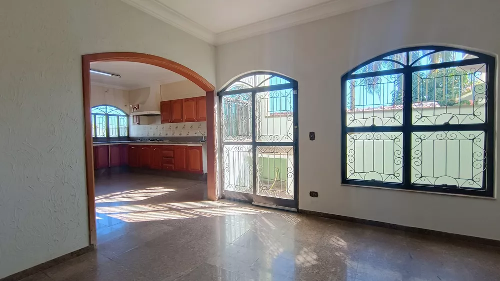 Casa para alugar com 3 quartos, 330m² - Foto 2