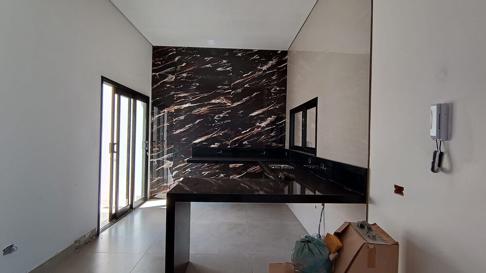 Casa à venda com 3 quartos, 229m² - Foto 1