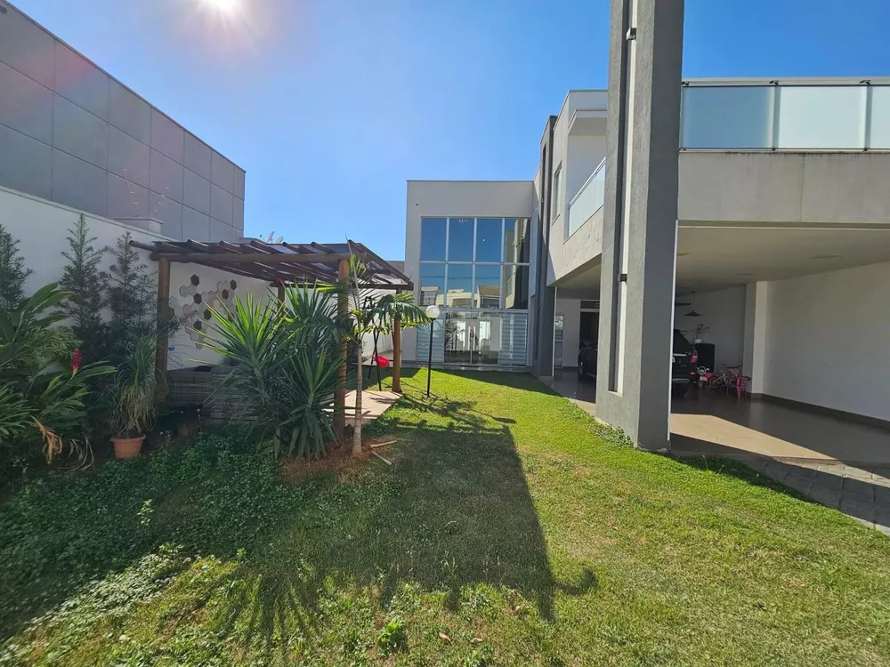 Casa à venda com 3 quartos, 200m² - Foto 1