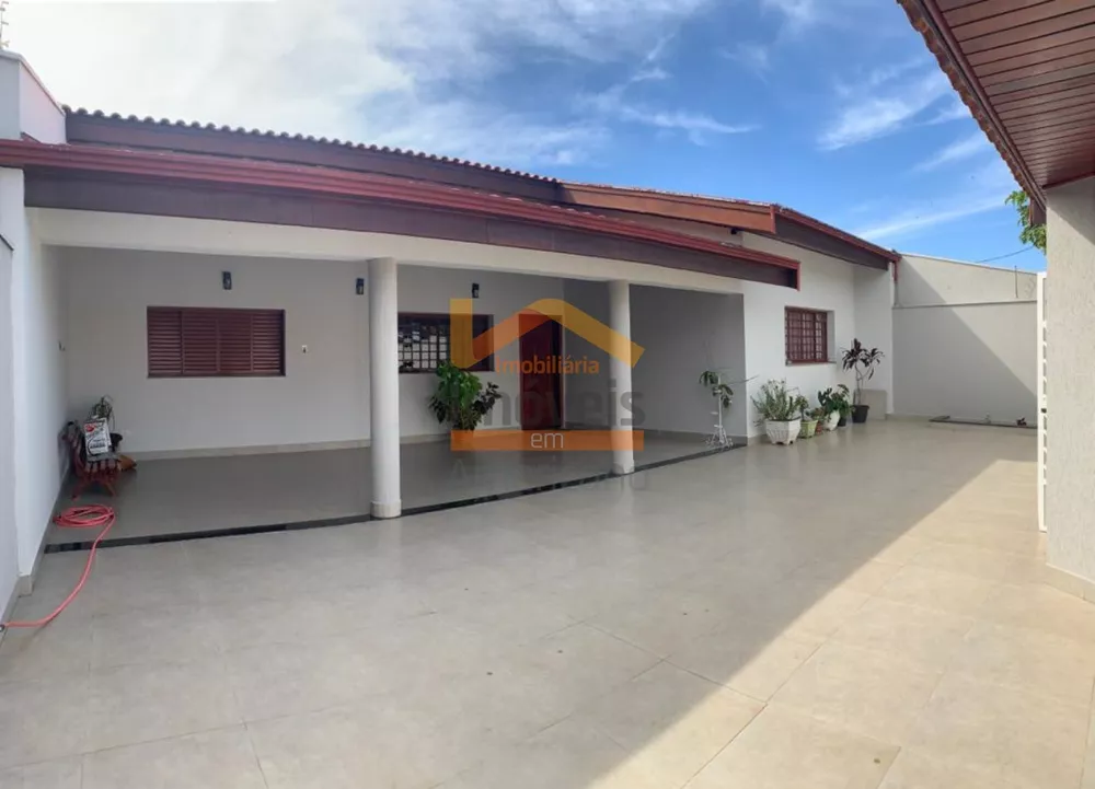 Casa à venda com 3 quartos, 325m² - Foto 1