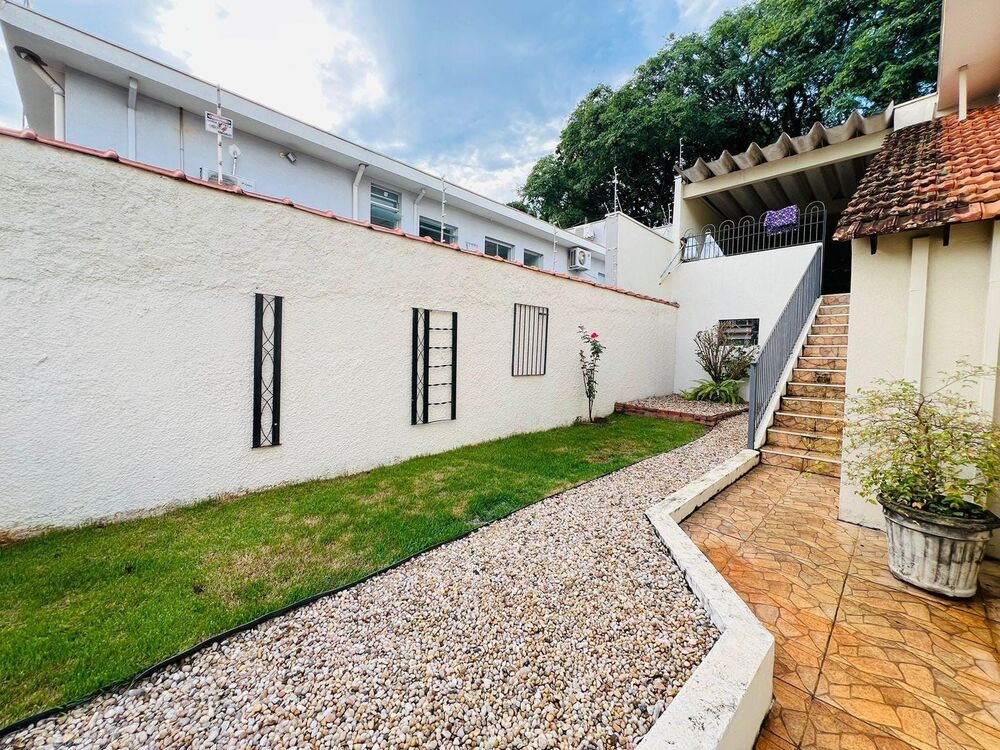 Casa à venda com 3 quartos, 220m² - Foto 1