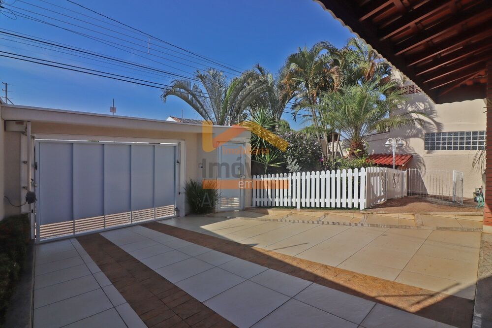Casa à venda com 3 quartos, 420m² - Foto 1