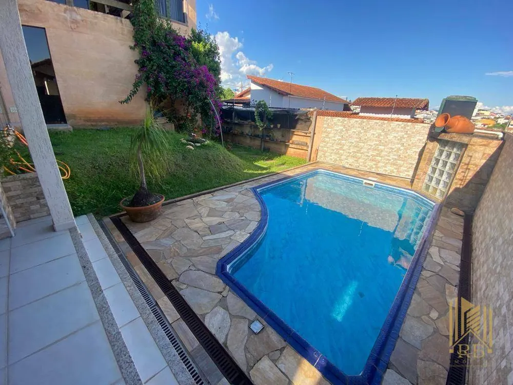 Casa, 3 quartos, 240 m² - Foto 1