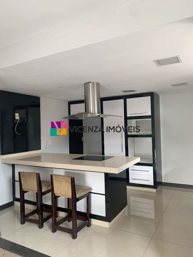 Casa à venda com 3 quartos, 287m² - Foto 1