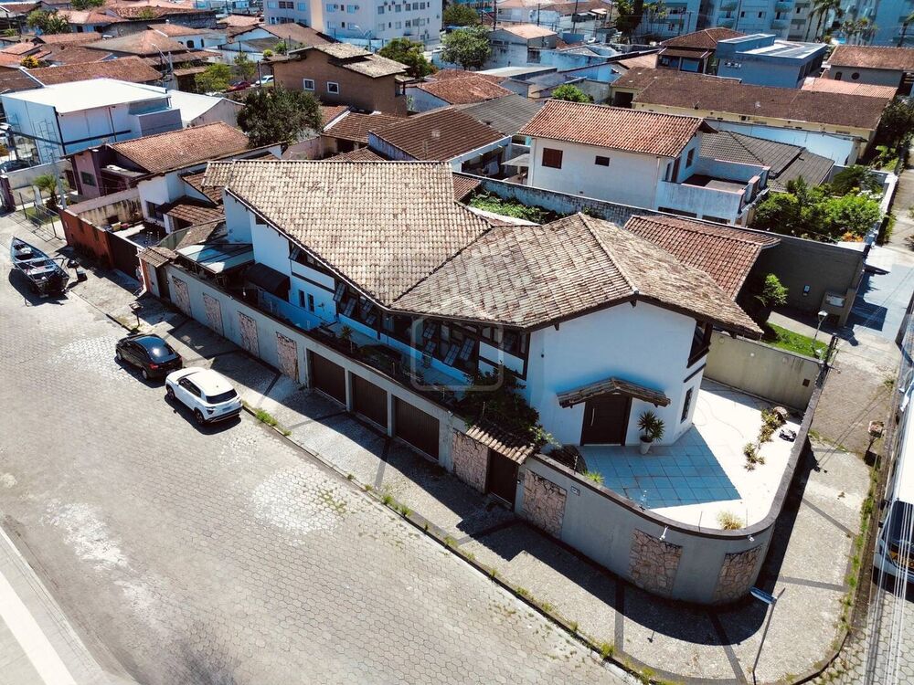 Casa à venda com 3 quartos, 276m² - Foto 1