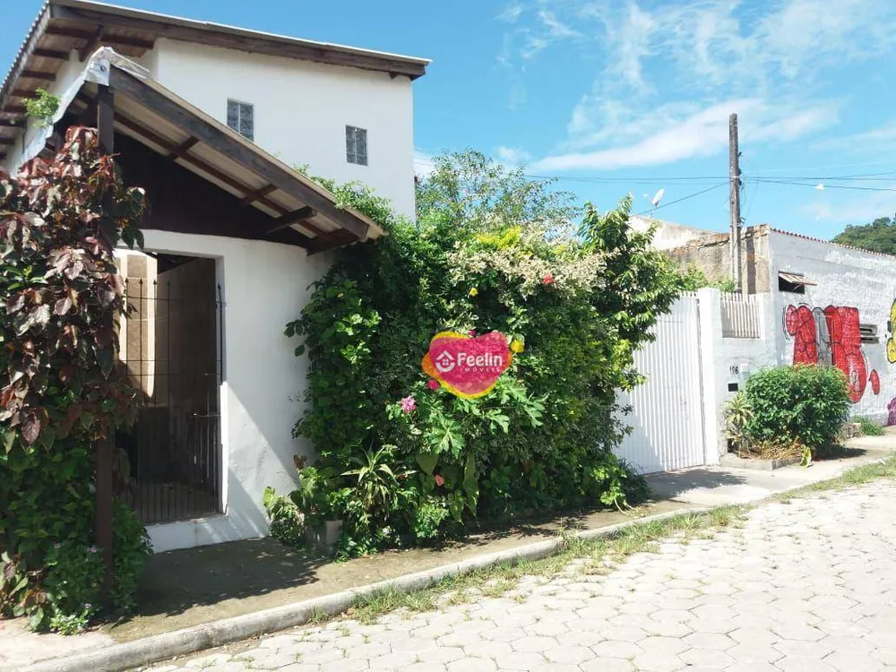 Casa, 6 quartos, 220 m² - Foto 1