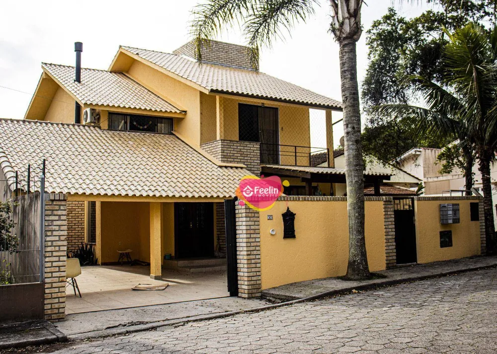 Casa, 6 quartos, 220 m² - Foto 1