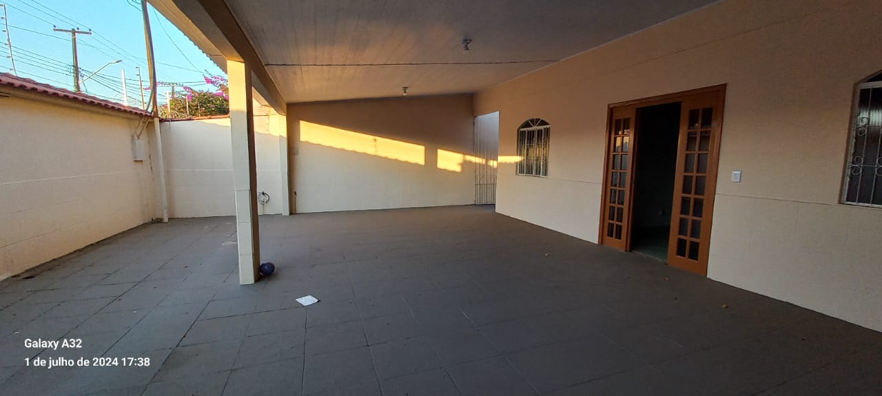 Casa à venda com 4 quartos, 138m² - Foto 2