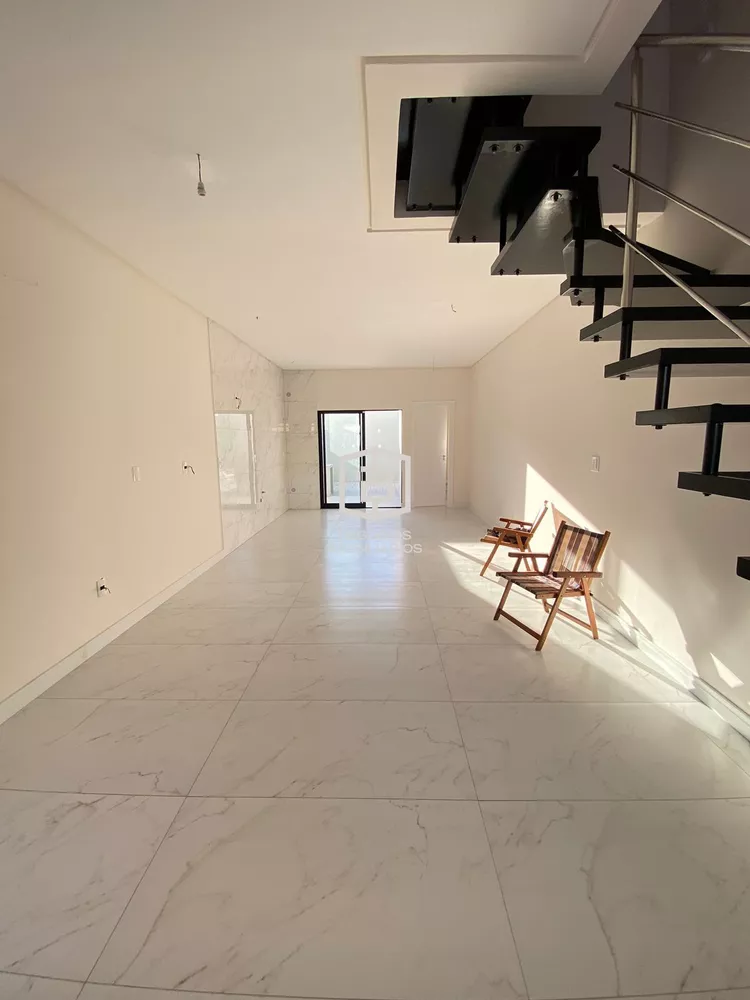 Casa à venda com 3 quartos, 119m² - Foto 1