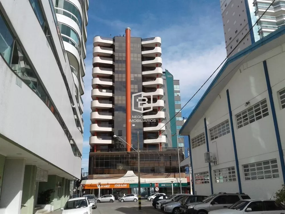 Apartamento à venda com 4 quartos, 302m² - Foto 2