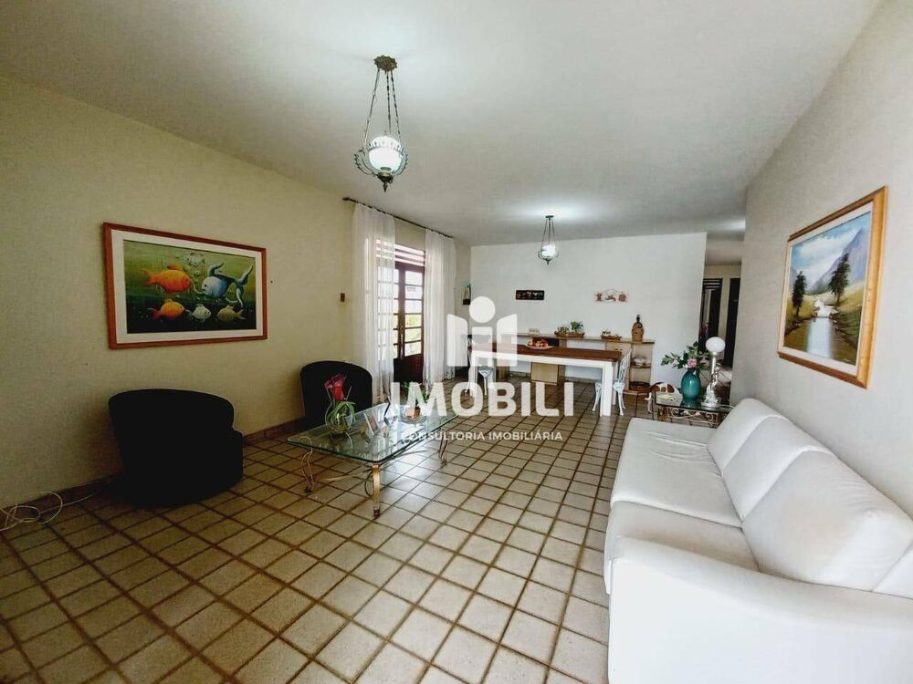 Casa à venda com 3 quartos, 216m² - Foto 1