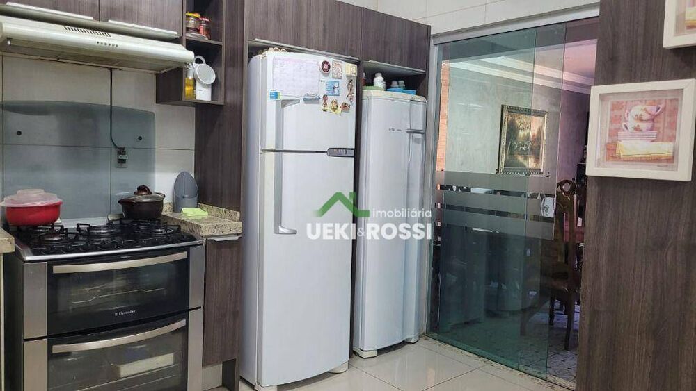 Casa à venda com 3 quartos, 280m² - Foto 1