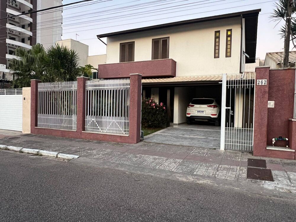 Casa, 4 quartos, 240 m² - Foto 1