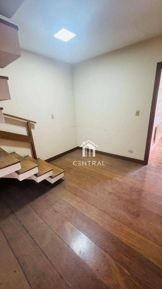 Sobrado à venda com 3 quartos, 300m² - Foto 1