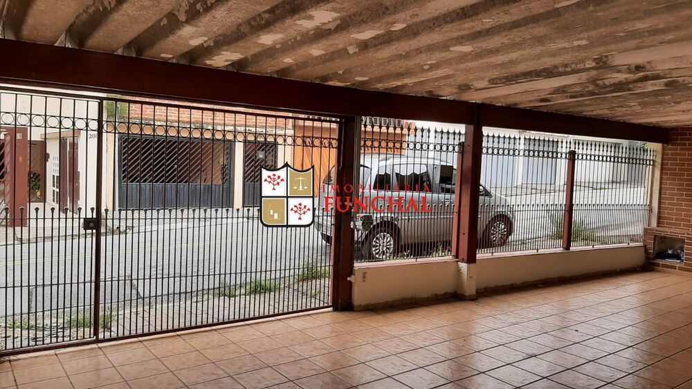 Casa à venda e aluguel com 5 quartos, 206m² - Foto 1