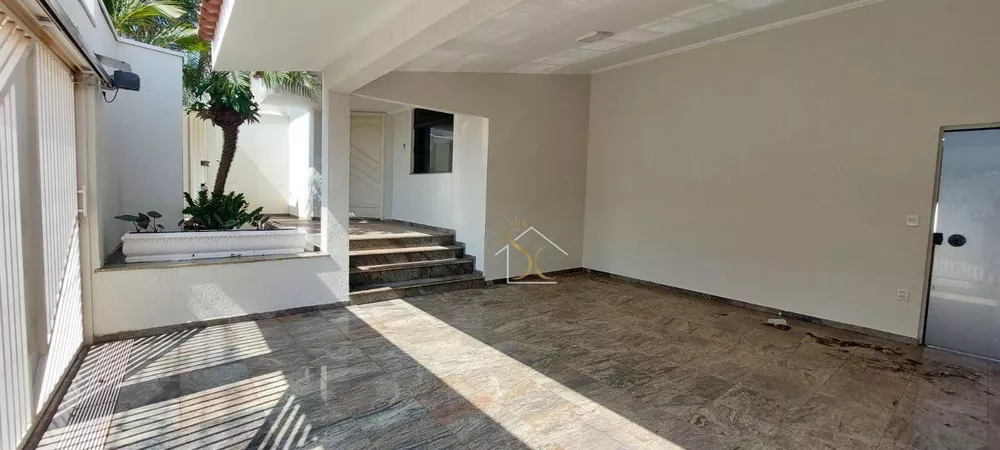 Casa à venda com 3 quartos, 202m² - Foto 1