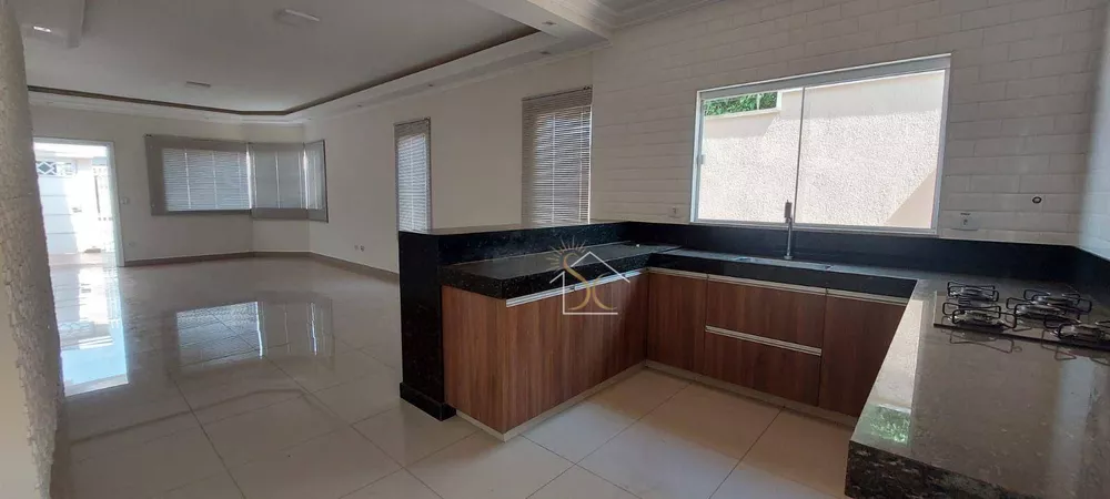 Casa à venda com 3 quartos, 180m² - Foto 1