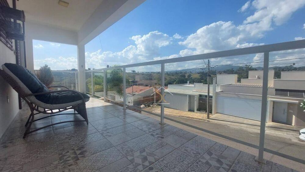 Casa à venda com 3 quartos, 258m² - Foto 1