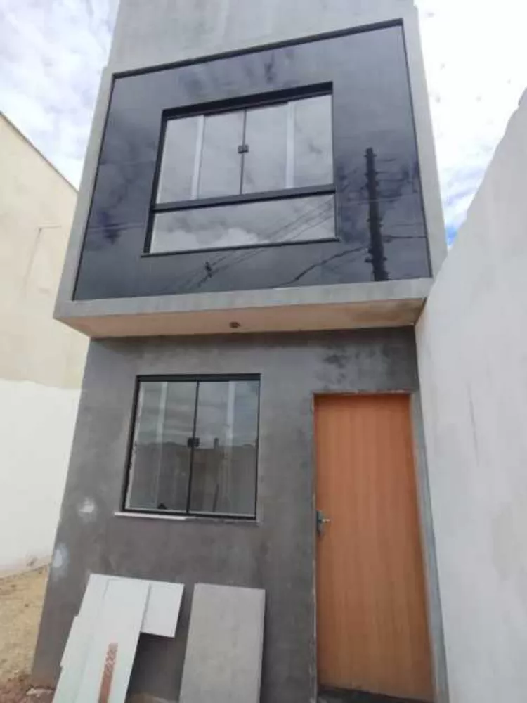 Casa à venda com 2 quartos, 70m² - Foto 2