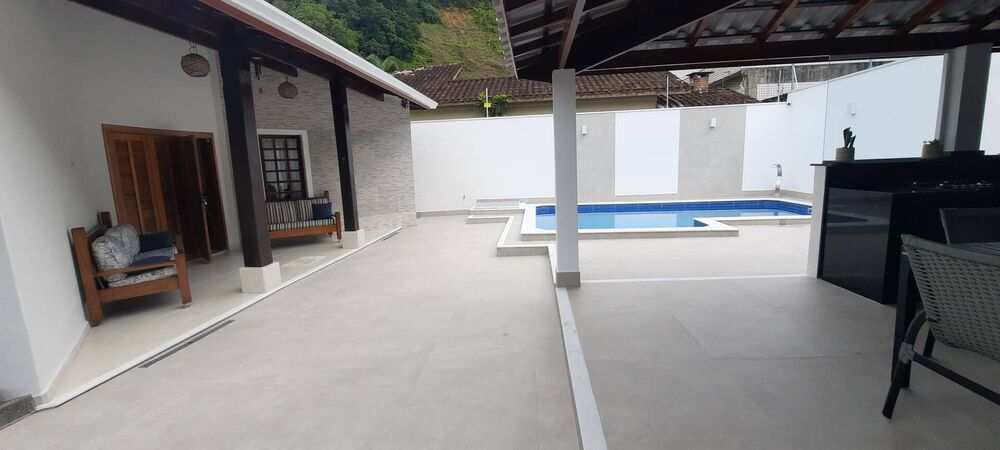 Casa à venda com 3 quartos, 200m² - Foto 1