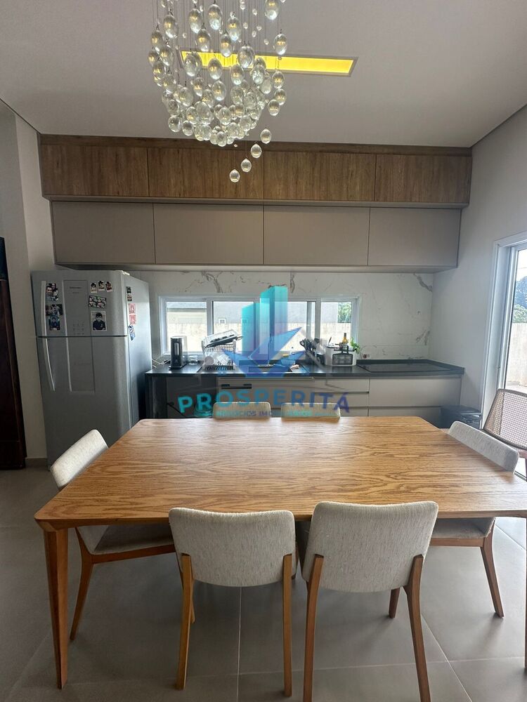 Casa à venda com 3 quartos, 211m² - Foto 1
