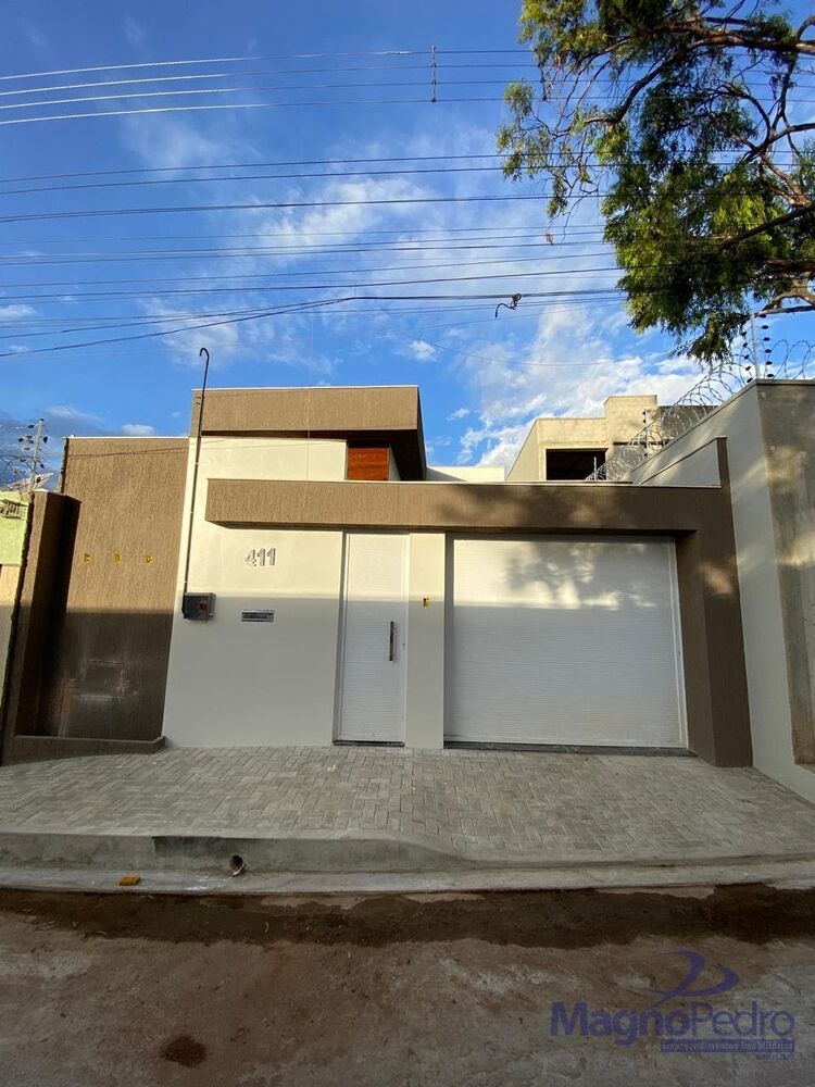 Casa à venda com 3 quartos, 200m² - Foto 1