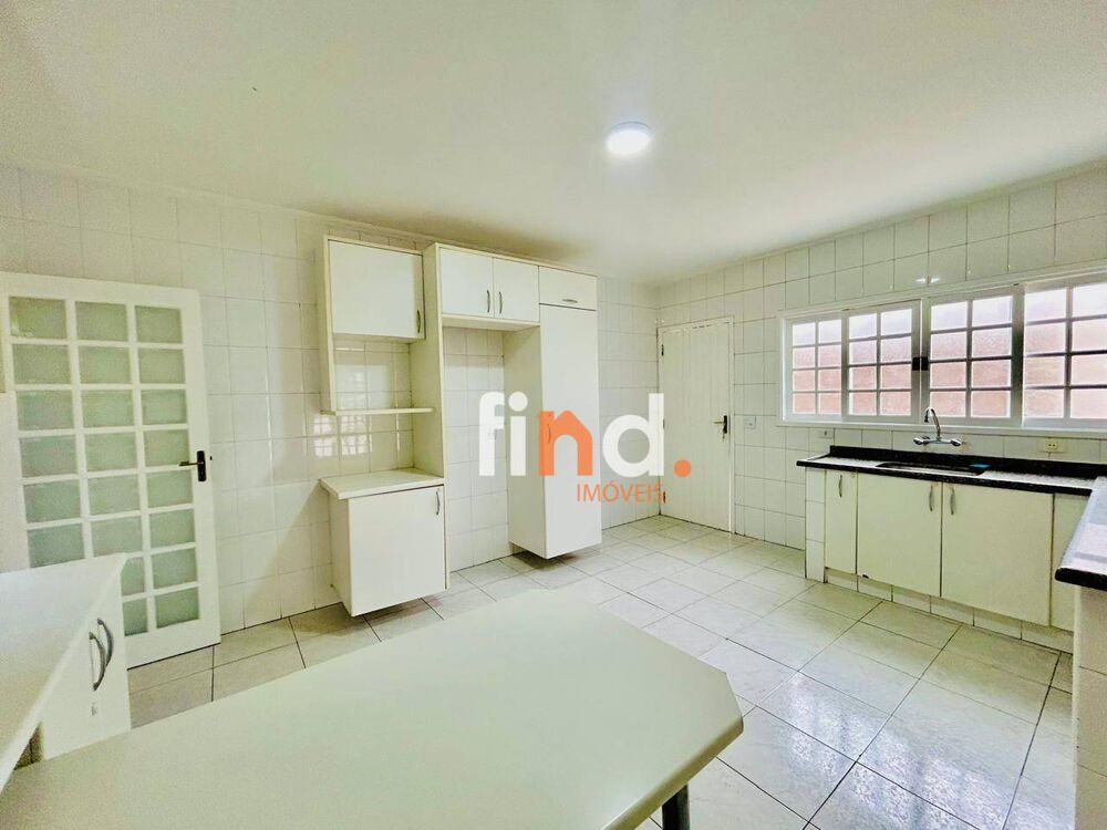 Casa de Condomínio para alugar com 5 quartos, 450m² - Foto 2