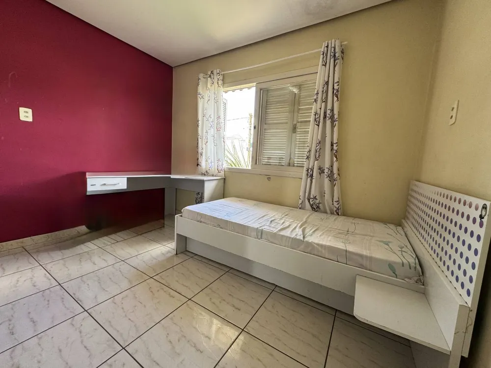 Casa, 4 quartos, 243 m² - Foto 1
