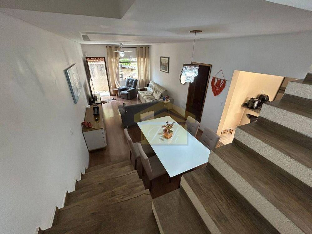 Sobrado à venda com 3 quartos, 300m² - Foto 1