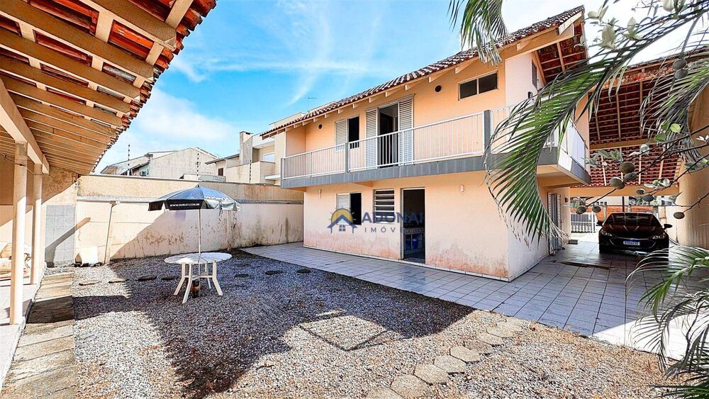 Casa, 6 quartos, 240 m² - Foto 1
