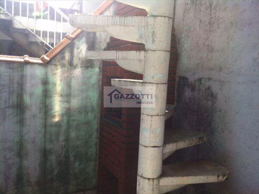 Sobrado à venda com 3 quartos, 200m² - Foto 2