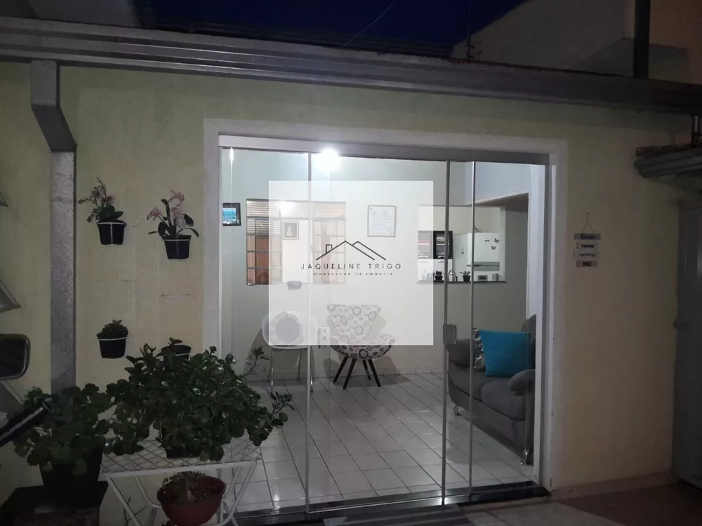 Casa à venda com 3 quartos, 250m² - Foto 1