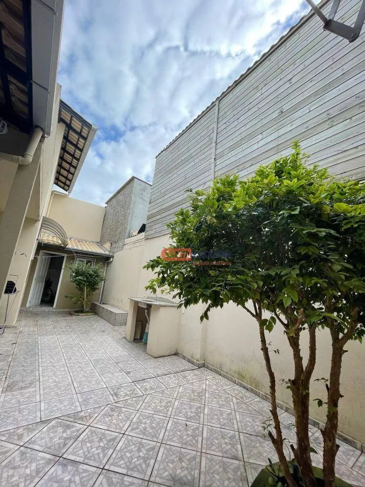 Casa à venda com 3 quartos, 197m² - Foto 2