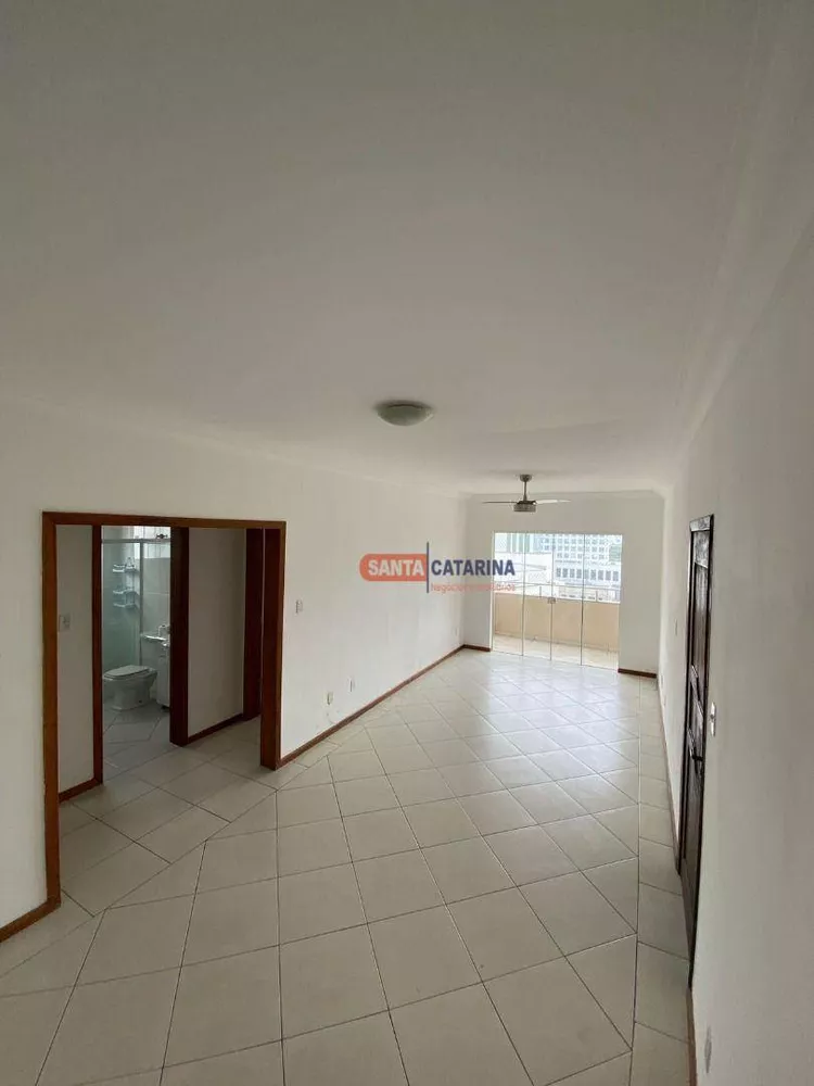 Apartamento à venda com 3 quartos, 115m² - Foto 2