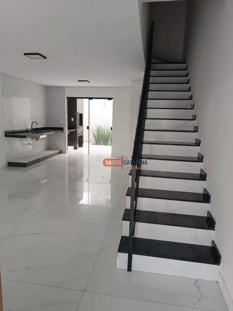 Sobrado à venda com 3 quartos, 100m² - Foto 2