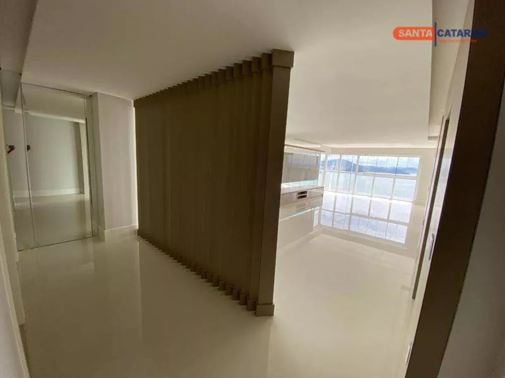 Apartamento à venda com 4 quartos, 237m² - Foto 2