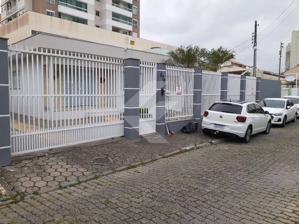 Casa à venda com 2 quartos, 130m² - Foto 1