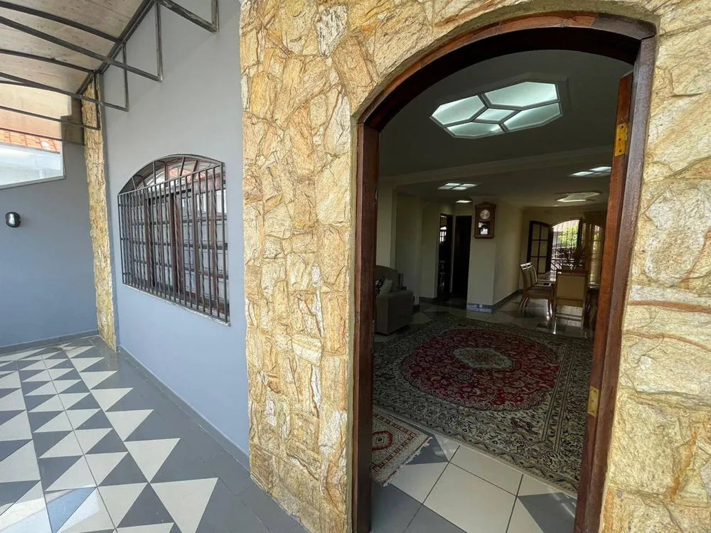Casa, 3 quartos, 210 m² - Foto 1