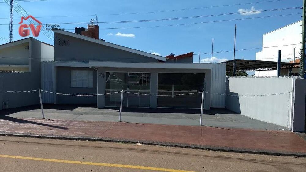 Casa para alugar com 2 quartos, 450m² - Foto 1