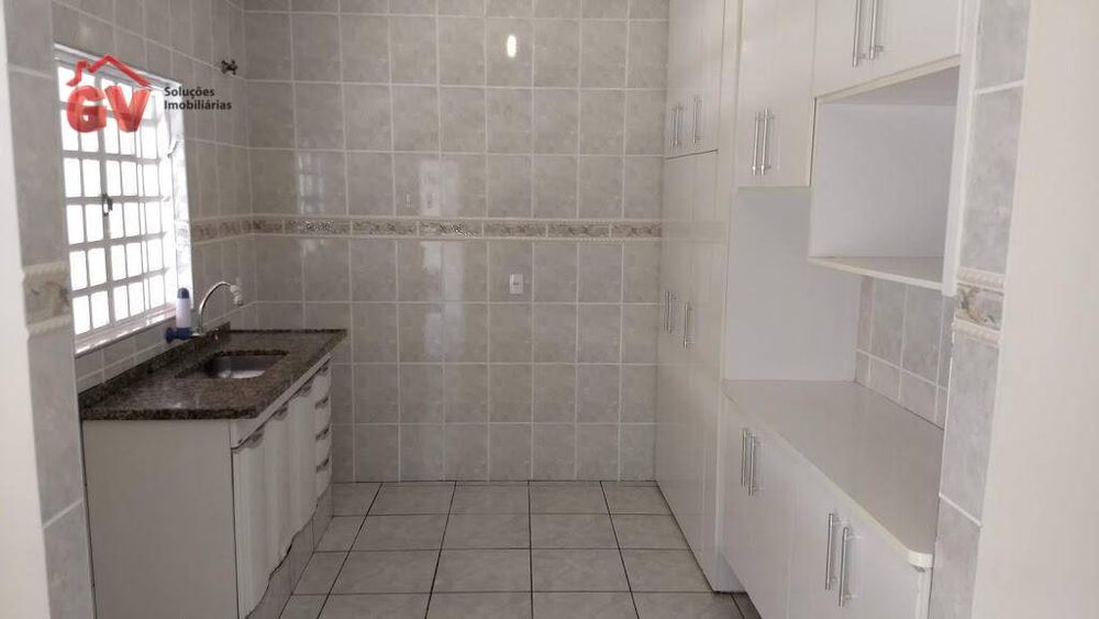 Casa para alugar com 2 quartos, 450m² - Foto 2