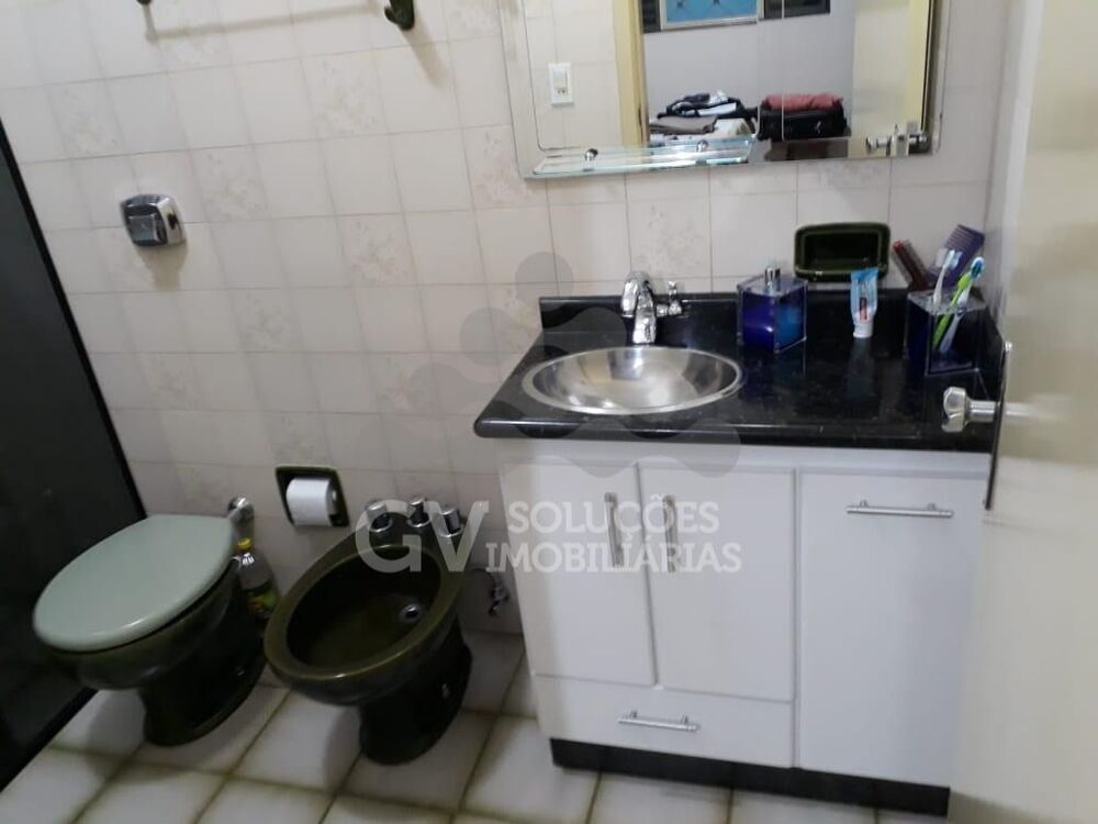 Casa à venda com 3 quartos, 195m² - Foto 2