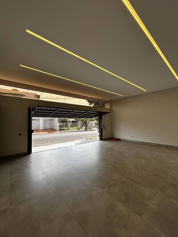 Casa à venda com 4 quartos, 240m² - Foto 2