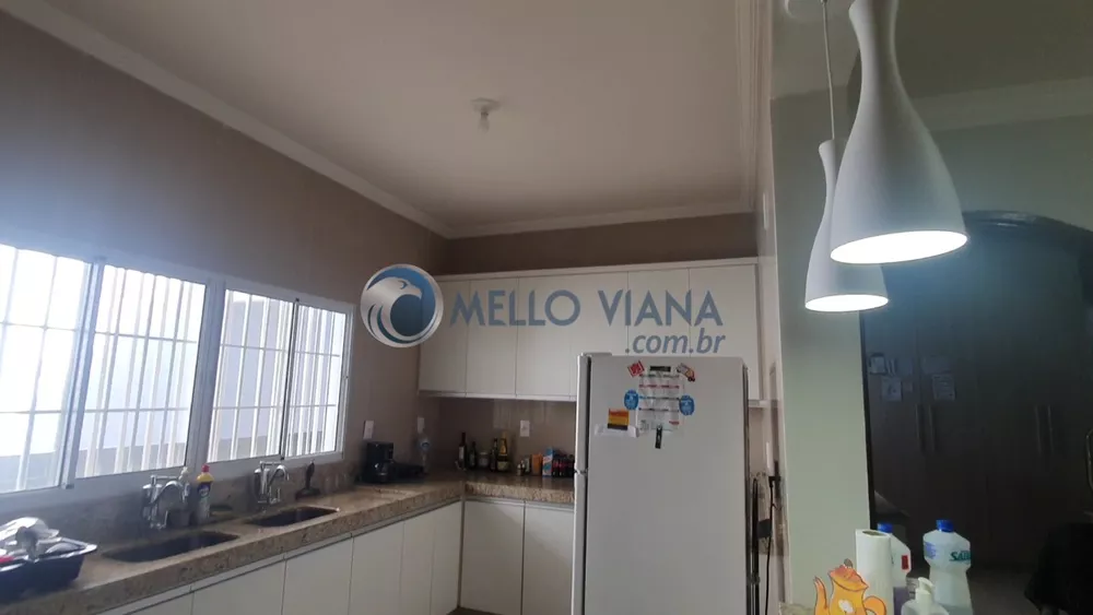 Casa à venda com 4 quartos, 210m² - Foto 1