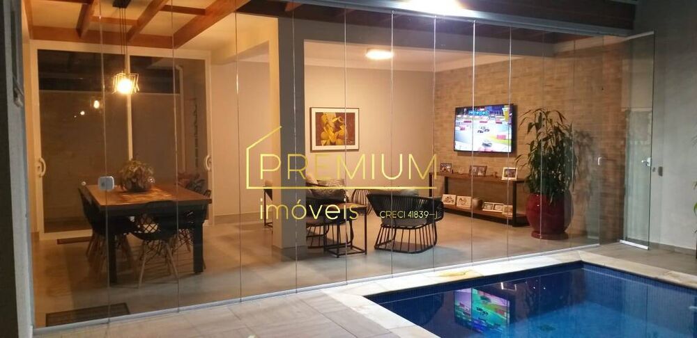 Casa à venda com 3 quartos, 300m² - Foto 1